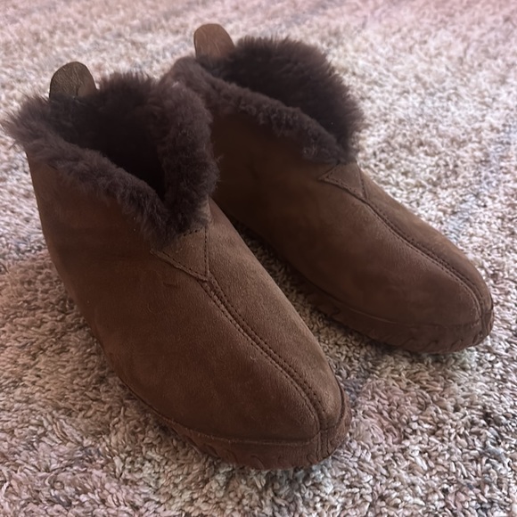 L.L. Bean Men’s Wicked Good Brown Slippers - Picture 2 of 14